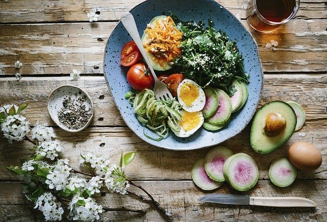 dieta del cervello, pasto sano, uova, avocado, spinaci