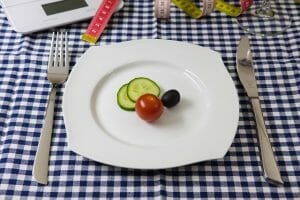 verdure sul piatto, coltello e forchetta