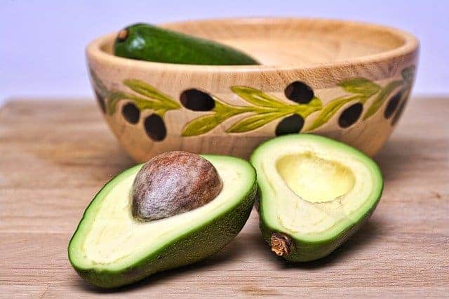 avocado tagliato a metà