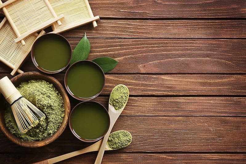 tè verde matcha in polvere in insalata e tazze di liquido