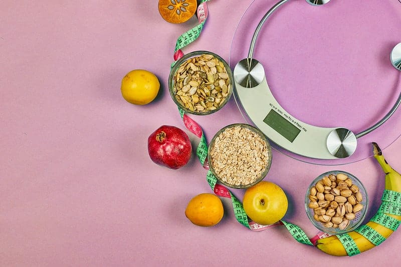 bilance da cucina e alimenti dietetici sani (cereali, frutta)