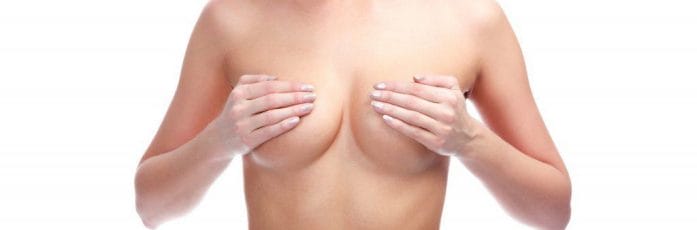la donna si copre il seno con le mani