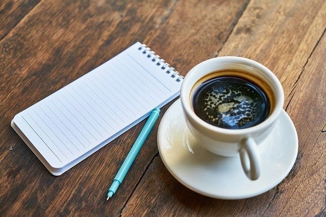 tazza di caffè, blocco note, penna