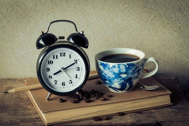  una tazza di caffè e una sveglia