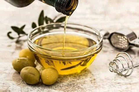  olio d'oliva e olive verdi