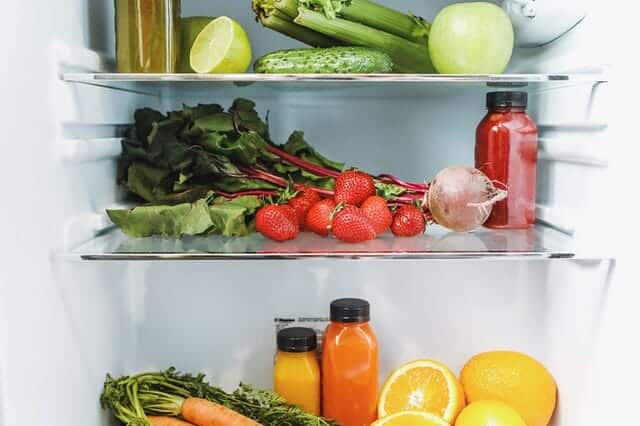  all'interno del frigorifero, verdure, frutta e succhi di frutta
