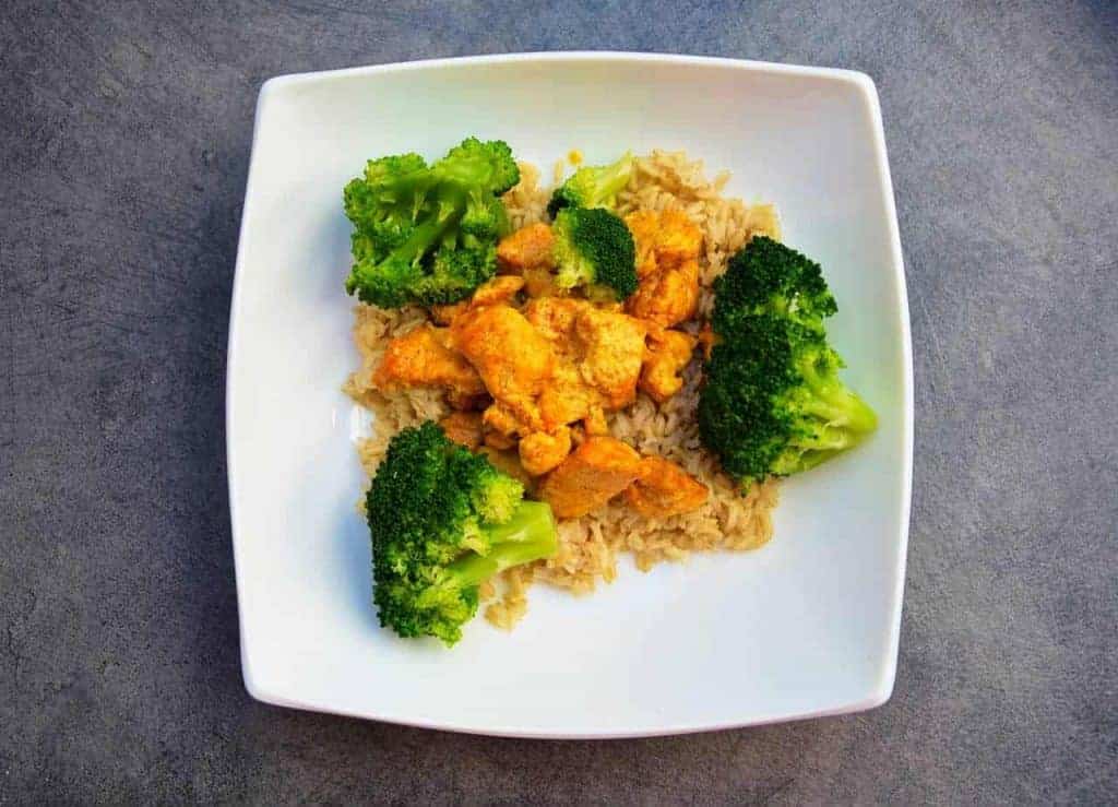  riso con pollo e broccoli su un piatto
