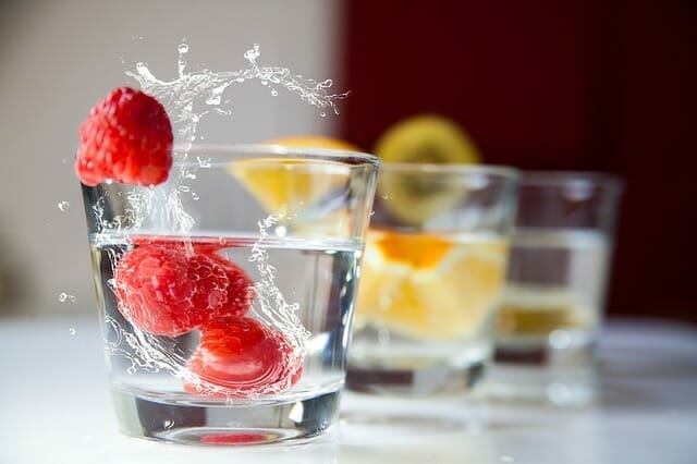  bicchieri di acqua e frutta