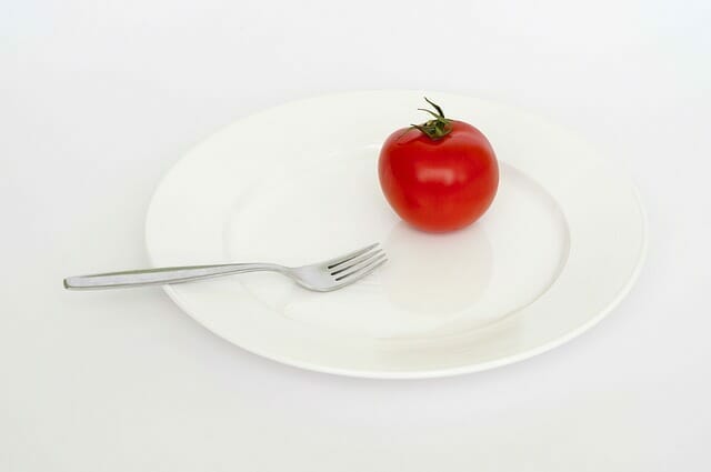  Un pomodoro e una forchetta nel piatto