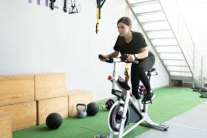  donna si allena su una cyclette