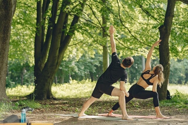  coppia esegue esercizi di stretching all'aria aperta