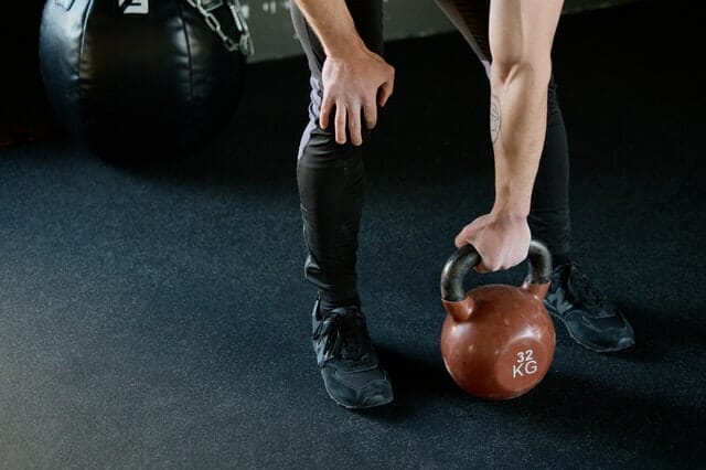  Un uomo si allena con i pesi in palestra