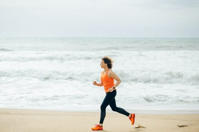  donna corre sulla spiaggia