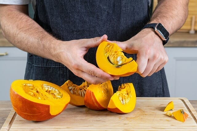  uomo sbuccia la zucca