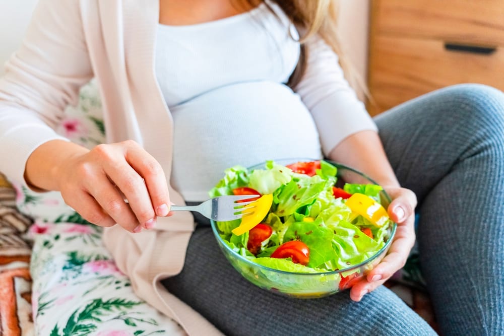  donna incinta mangia insalata